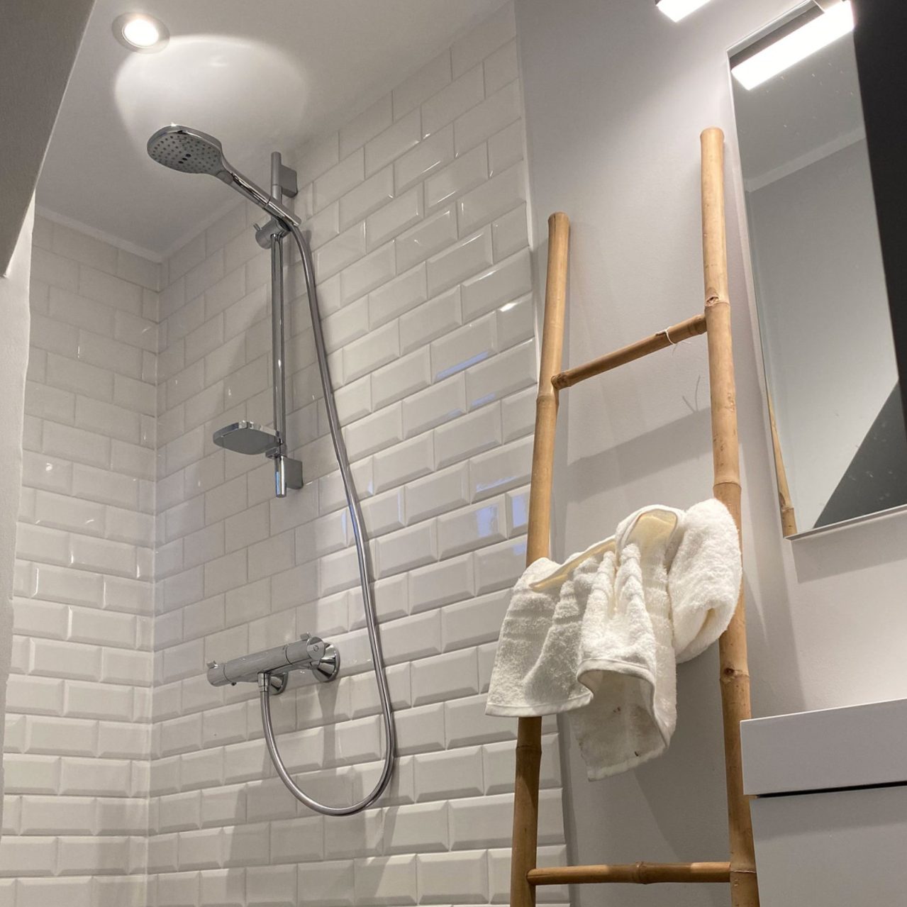 Speil med lys på badet